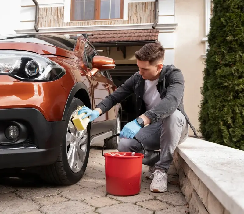 Lavage auto à domicile Pouilley-Français : professionnel intervenant sur un véhicule